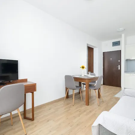 Atrium & Gym 150m To The By Renters