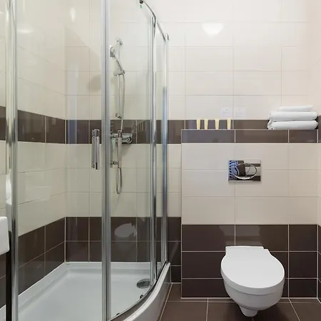 Atrium & Gym 150m To The By Renters Apartment
