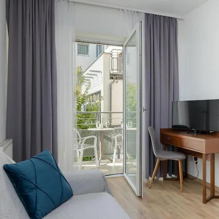Apartment Atrium & Gym 150m To The By Renters *