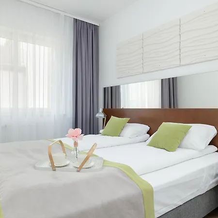 Atrium & Gym 150m To The By Renters