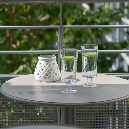 Atrium & Gym 150m To The By Renters