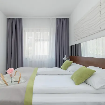 Atrium & Gym 150m To The By Renters Apartment