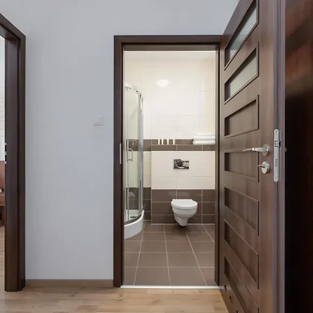 Atrium & Gym 150m To The By Renters Apartment *