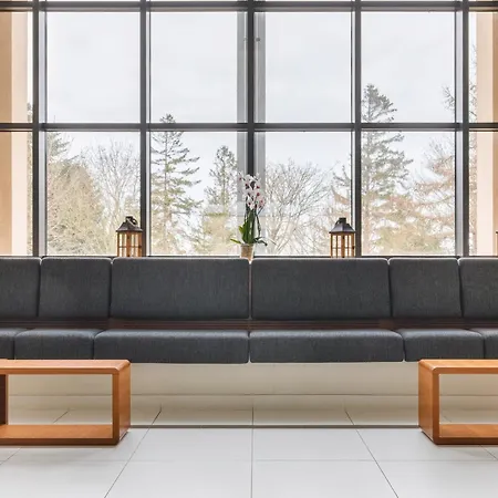 Atrium & Gym 150m To The By Renters