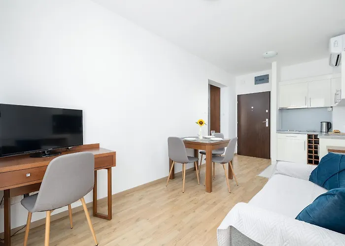 Atrium & Gym 150m To The By Renters