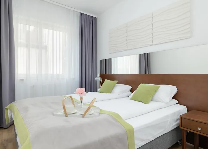 Atrium & Gym 150m To The By Renters