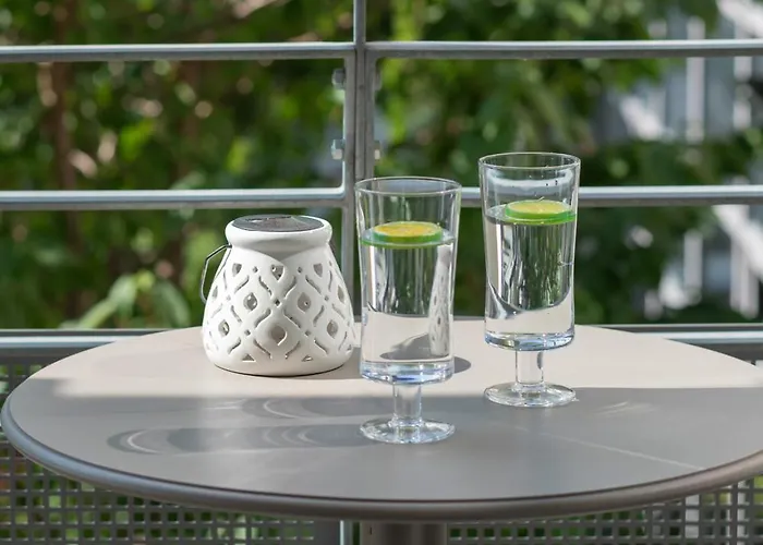 Atrium & Gym 150m To The By Renters